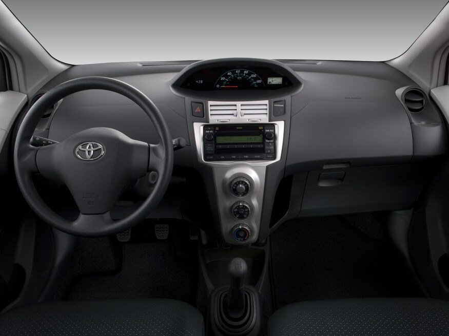 2007-toyota-yaris-3-door-liftback-hatchback-dashboard.png