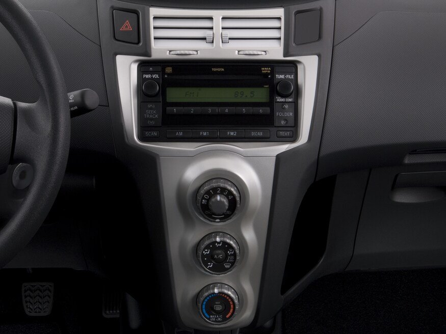 2007-toyota-yaris-3-door-liftback-hatchback-instrument-panel.png